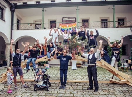 Beim Holzbau-Workshop bauten die Schüler:innen der Impulsschule unter Anleitung der Zimmerei Wolfthal aus der Laussa eine Da-Vinci-Brücke im Dominikanerhof.  Foto: Florian Wolfthaler