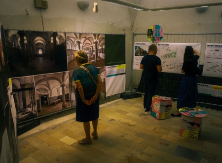Auf Bauzäunen wurden Projekte gezeigt, die Zukunftsvisionen für Steyr darstellen. Foto: Leander Anselgruber