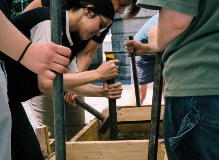 Der Stampflehmbau-Workshop wurde mit Iris Nöbauer vom kollektiv.LEHM.erleben und jungen Erwachsenen mit 2 Coaches der sozialen Initiative AusbildungsFit NEXT LEVEL Steyr durchgeführt. Foto: Leander Anselgruber
