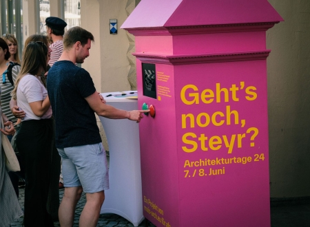 Seit Mai tourte das Afo-Mobil durch Steyr und lud Menschen vor Ort ein, über KI-generierte Bilder abzustimmen. Die Ergebnisse wurden in der Ausstellung gezeigt. Foto: Leander Anselgruber