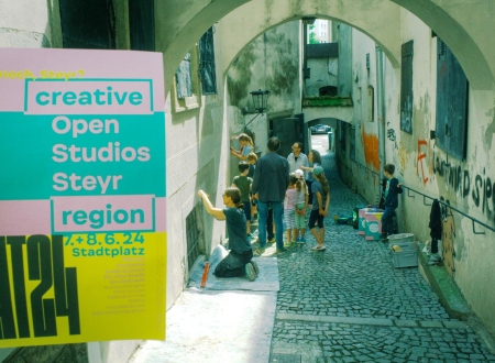 Der Sgraffito-Workshop wurde mit den Restauratoren von kalkputz.at, Julia Kaltenberger, Daniel Hilgert und Schüler:innen der Steyrdorfschule im Bereich &quot;Untere Kaigasse&quot; durchgeführt.  Foto: Leander Anselgruber