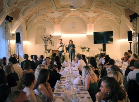 Neben den 5 Gängen von Lukas Kapeller steuerten der aus Steyr stammende Innovationsberater Patrick Rammerstorfer, die Raumplanerin Christina Kragl vom Büro nonconform, Architekt:innen von GernerGernerPlus und die Designerin Karin Santorso von Lucy.D spannende Beiträge zu den Schwerpunktthemen Arbeit, Konsum, Wohnen und Mobilität bei. Foto: Leander Anselgruber