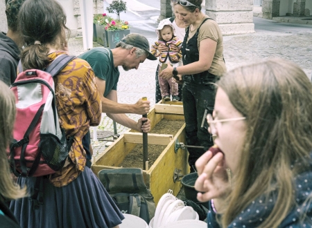 Fitnesstraining pur beim Stampflehmbau-Workshop bei &quot;Geht's noch Steyr?&quot;. Die Menge musste so lange gestampft werden, bis diese auf 1/3 verdichtet wurde. Foto: Leander Anselgruber