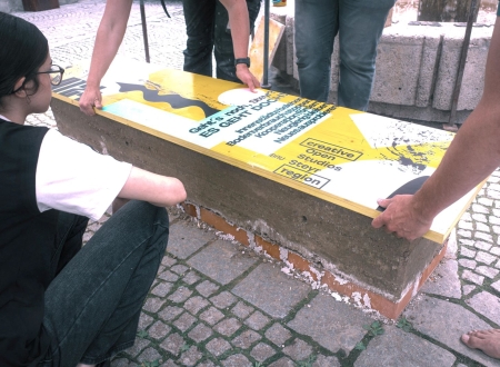 Abgedeckt wurde das Werk mit einer bedruckten Schaltafel [design: Laura Gimpl] und wurde dadurch zur Sitzbank mit Blick zum Cafe InsNeutor oder zum Innerberger Stadl.  Foto: Leander Anselgruber