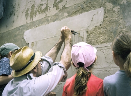 Der Sgraffito-Workshop wurde mit den Restauratoren von kalkputz.at, Julia Kaltenberger, Daniel Hilgert und Schüler:innen der Steyrdorfschule durchgeführt. Foto: Leander Anselgruber