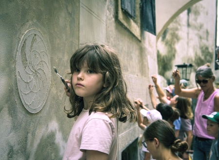 Liebevoll wurden beim Sgraffito-Workshop die Muster mit Lineal und Zirkel vorbereitet. Die Kinder durften die kleinen Felder auskratzen. Foto: Leander Anselgruber