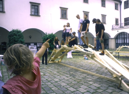 Beim Holzbau-Workshop bauten die Schüler:innen der Impulsschule unter Anleitung der Zimmerei Wolfthal aus der Laussa eine Da-Vinci-Brücke im Dominikanerhof. Foto: Leander Anselgruber