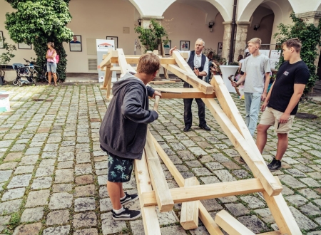 Beim Holzbau-Workshop bauten die Schüler:innen der Impulsschule unter Anleitung der Zimmerei Wolfthal aus der Laussa eine Da-Vinci-Brücke im Dominikanerhof. Foto: Leander Anselgruber
